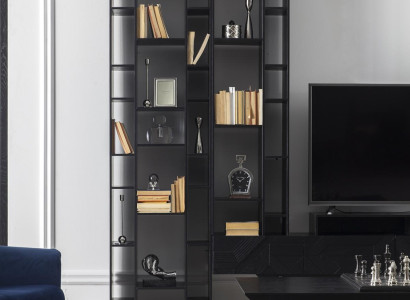 Móvel de parede preto com armazenamento aberto para a sala de estar