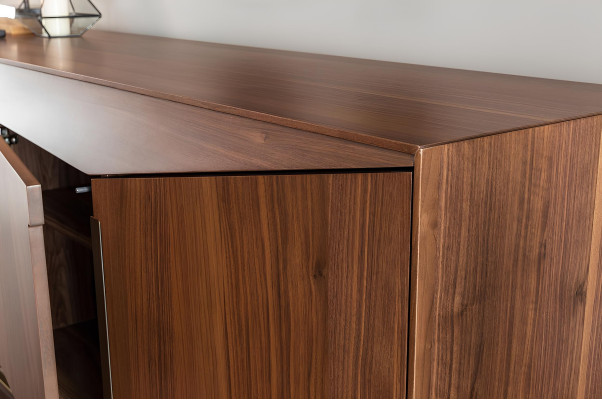 Conjunto de mesa de jantar marrom com 9 cadeiras e criado-mudo