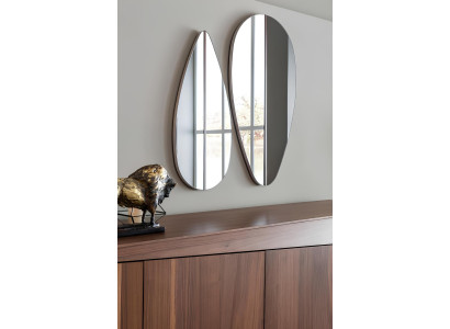 Conjunto de mesa de jantar marrom com 9 cadeiras e criado-mudo