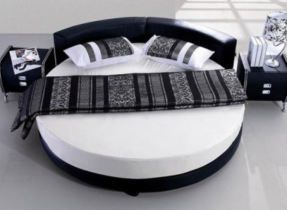 Cama preta moderna com detalhes elegantes e banco