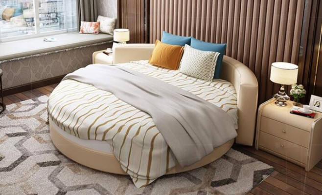 Cama preta moderna com detalhes elegantes e banco