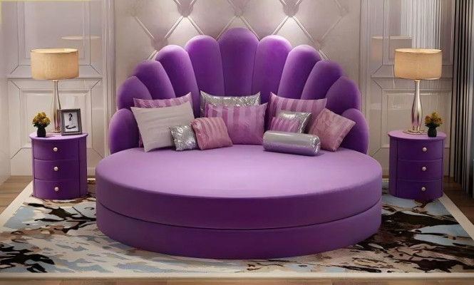 Cama redonda elegante branca com estofamento de veludo roxo para quarto moderno