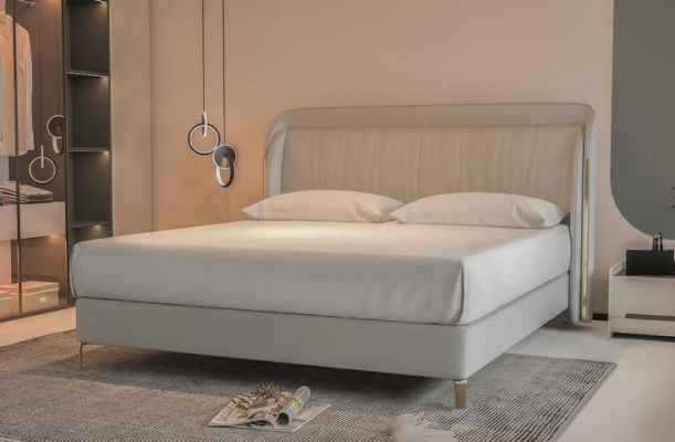 Cama de luxo moderna com cabeceira dourada elegante em cinza
