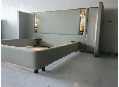 Cama de design luxuosa bege com iluminação LED, estrutura dourada e cabeceira moderna