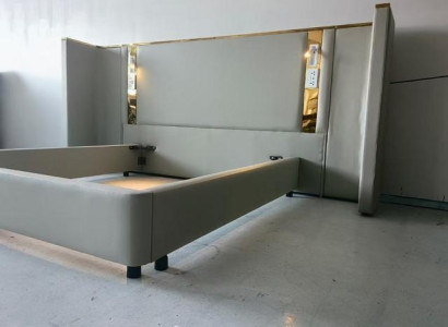 Cama de design luxuosa bege com iluminação LED, estrutura dourada e cabeceira moderna