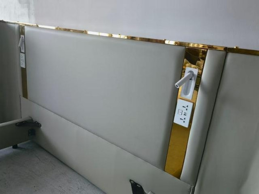 Cama de design luxuosa bege com iluminação LED, estrutura dourada e cabeceira moderna