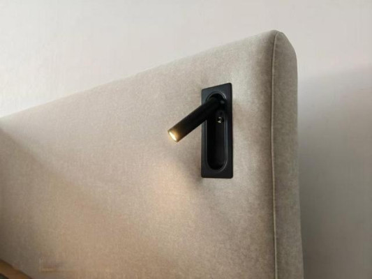 Cama moderna bege com iluminação LED e cabeceira luxuosa