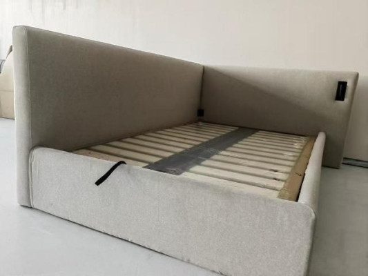 Cama moderna bege com iluminação LED e cabeceira luxuosa