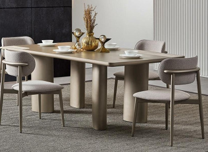 Mesa elegante bege com pernas de madeira e 4 cadeiras de tecido