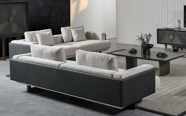 Conjunto de móveis de tecido marrom com mesa e bancos