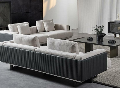 Conjunto de móveis de tecido marrom com mesa e bancos