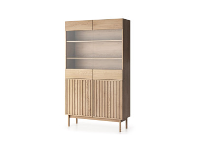 Vitrine de madeira com portas de vidro