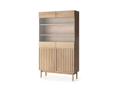 Vitrine de madeira com portas de vidro