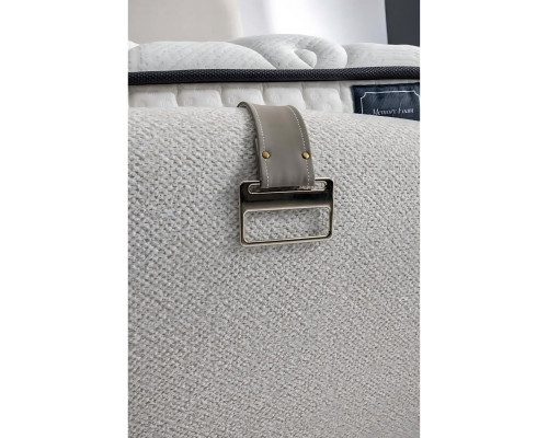 Cama moderna branca com estofado e colchão de madeira