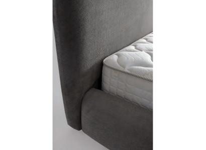 Cama elegante de tecido e madeira com colchão