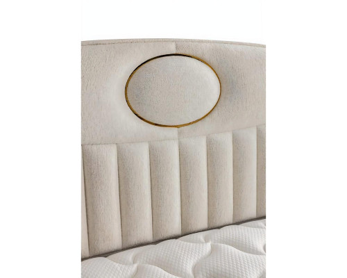 Cama elegante com almofada em tecido cinza claro e madeira