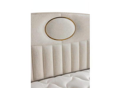 Cama elegante com almofada em tecido cinza claro e madeira