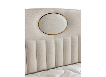 Cama elegante com almofada em tecido cinza claro e madeira