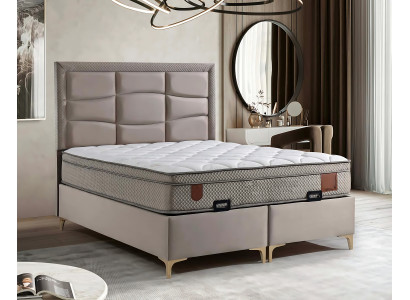 Cama bege com colchão de tecido e madeira