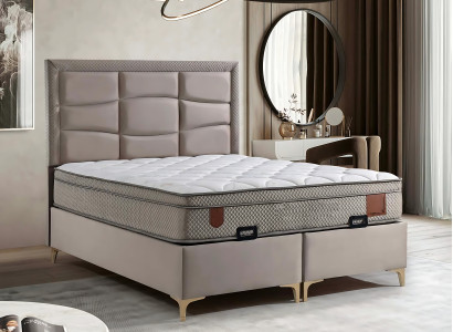 Cama bege com colchão de tecido e madeira