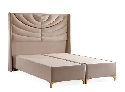 Cama de cor clara com colchão de tecido e madeira