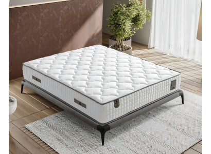 Cama elegante de tecido e madeira com colchão