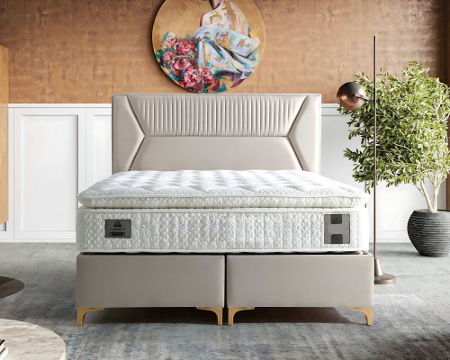 Cama bege com colchão de tecido e madeira