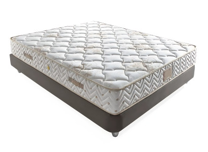 Cama elegante com almofada em tecido cinza claro e madeira