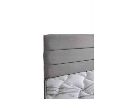 Cama elegante de tecido e madeira com colchão