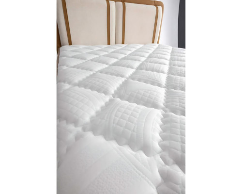 Cores neutras tornam a cama multifuncional.