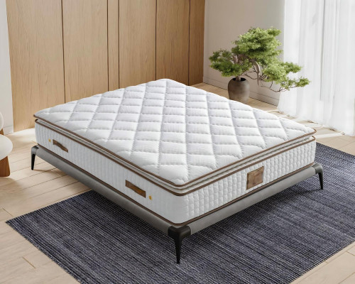 Cama elegante e estável com colchão, que dá charme à decoração.