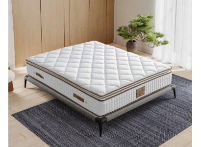 Cama elegante e estável com colchão, que dá charme à decoração.