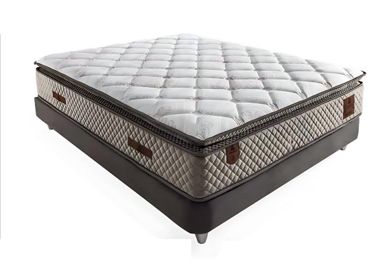 Cama moderna com colchão embeleza qualquer quarto.