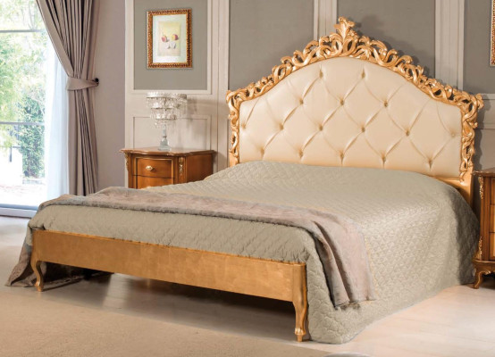 Neues luxuriöses Chesterfield-Doppelbett mit geschnitztem Kopfteil