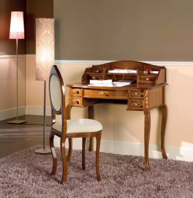 Klassischer Schreibtisch mit braunem Holzstuhl in einem Arbeitszimmer