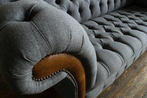 Edler grauer Chesterfield Dreisitzer Luxus Wohnzimmer 3-er Sofa