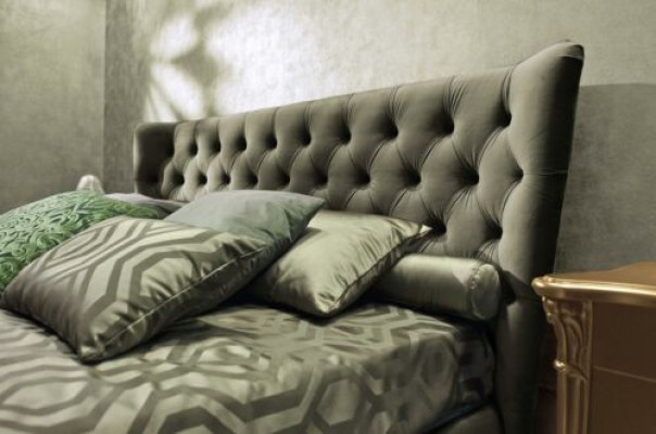 Luxus Schlafzimmer Set 4tlg. Bett + 2x Nachttisch + Hocker Moderne Design Betten Massivholz