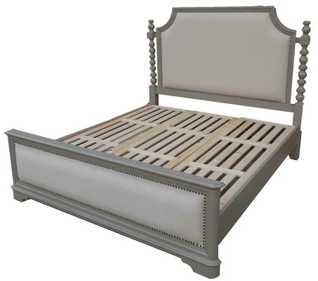 Elegantes Doppelbett mit klassischem Design und luxuriösem Kopfteil
