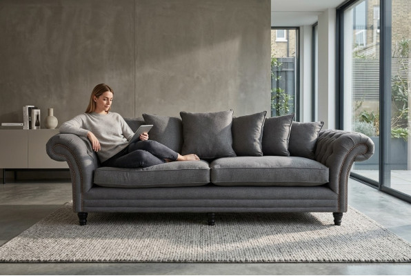Klassische Chesterfield Couch 4 Sitzer Sofa Couch Samt Leder Design Grau 265cm