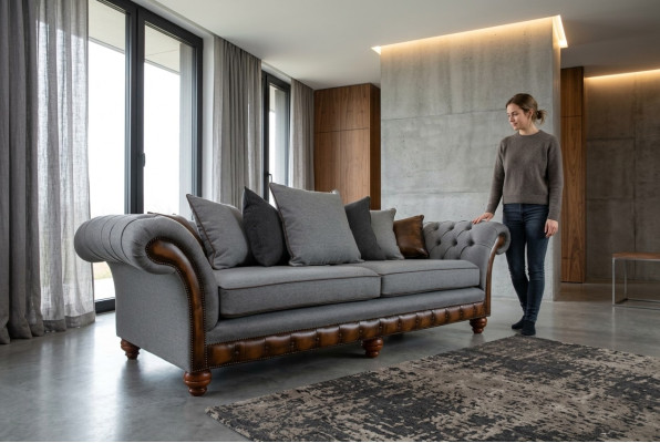 Klassische Chesterfield Design Sofa 4 Sitzer Couch Polster Luxus Textil Couchen