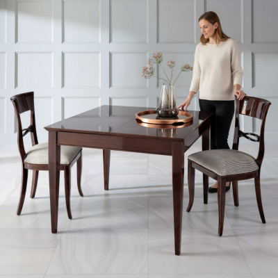 Eleganter Esstisch mit Stühlen in dunkelbrauner Farbe mit glänzender Oberfläche