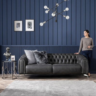 Schwarzes gerades Viersitzer-Sofa im Chesterfield-Stil für das Wohnzimmer