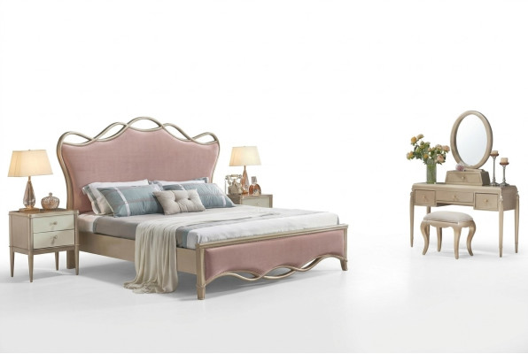 Schickes Doppelbett in atemberaubender Rosa Farbe mit zwei Nachttischen	