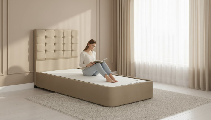 Luxuriöses Designerbett mit Matratze von einem europäischen Möbelhersteller für Schlafzimmer	