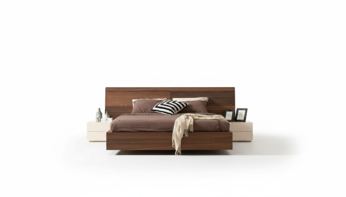 Stilvolles modernes Bett mit zwei Nachttischen aus Naturholz