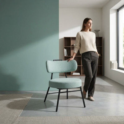 Eleganter grauer Esszimmerstuhl mit rundem gepolstertem Sitz