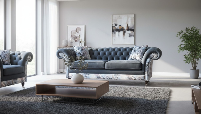 Ein auffälliges Dreisitzer-Sofa im Chesterfield-Design mit zarter grauer Blumendekoration