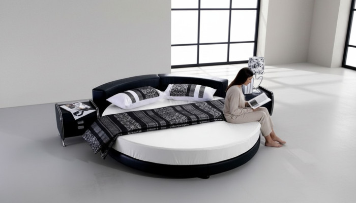 Cama preta moderna com detalhes elegantes e banco