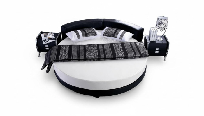 Cama preta moderna com detalhes elegantes e banco