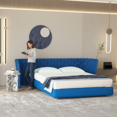 Cama de tecido azul com cabeceira estofada